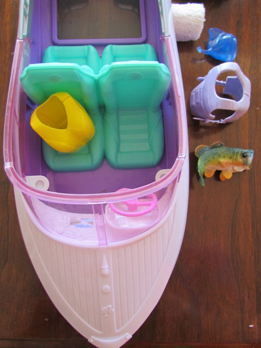 BARBIE BOAT & EXTRAS: LIFE JACKETS, TRAILING FLOAT, FISH, TOWEL, LIKE NEW